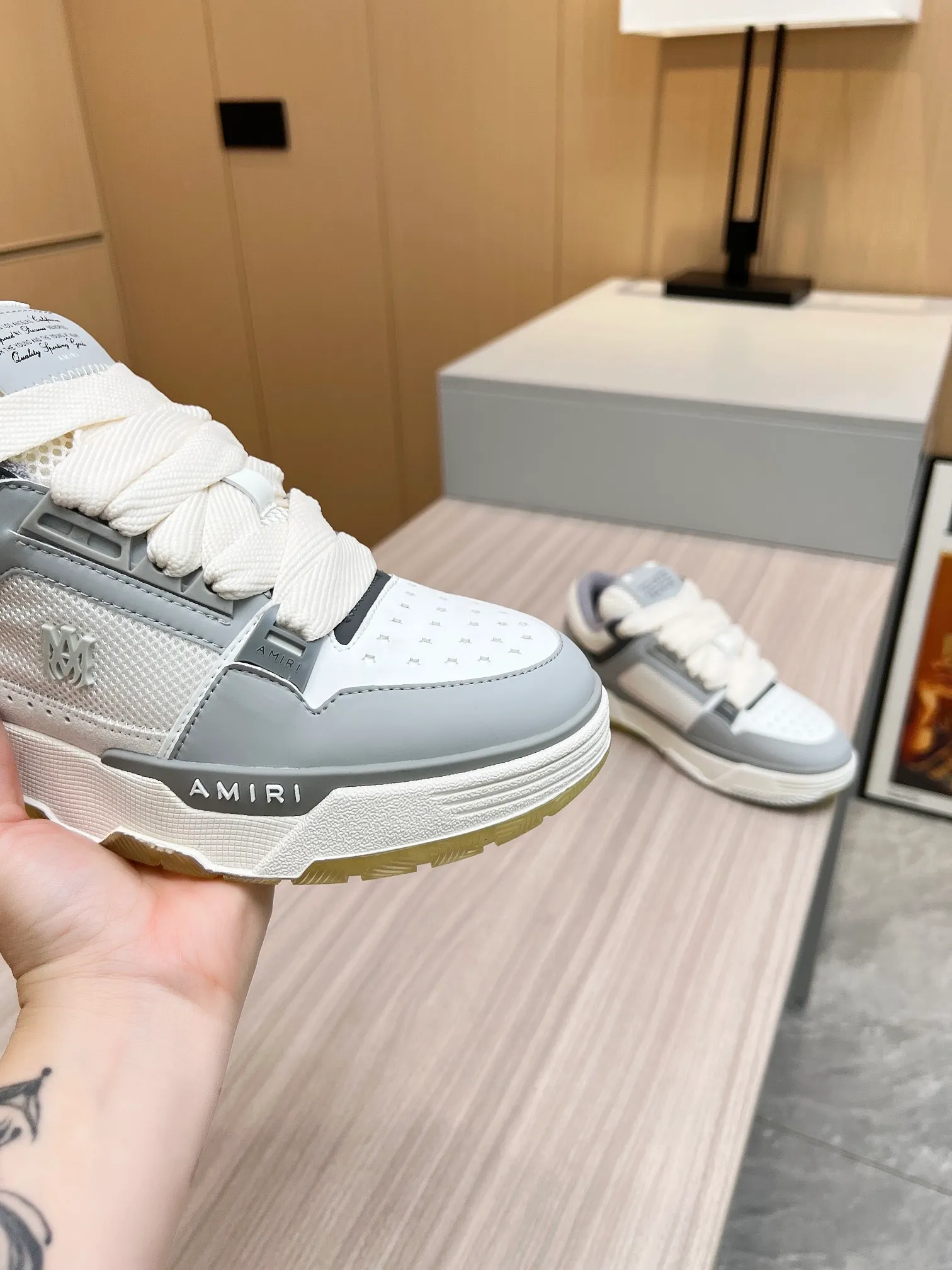 p620💰Men's shoes Amiri Emile's 2023 spring and summer new MA-1 bread shoes, couple models, casual sports shoes, sneakers Amiri gave up the rock punk style in the new season and used a large number of unsaturated colors, Morandi tones, whether you see or wear them, it will make people very happy. The large tongue of the bread shoes continues, shortens the length of the shoe body, thickens the midsole, and the toe part is more rounded. Amiri's brand letters and MA logo appear on the side of the shoe. Fabric: Original customized imported first-layer cowhide + mesh. Lining: Original customized breathable towel lining. Outsole. Foam combination material. Bottom thickness: 4CM. Size: Men's 39-45